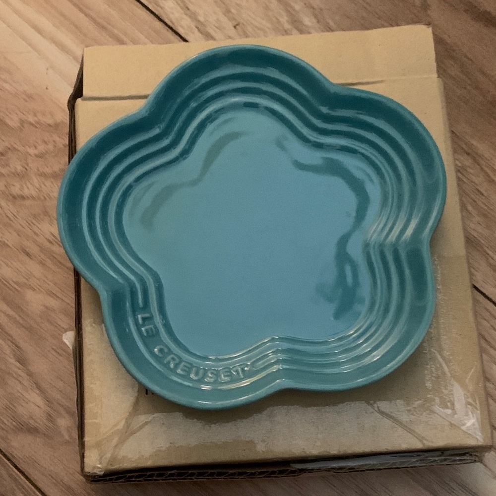 Le Creuset Teal Flower-Shaped Plate
